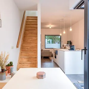 Stylishly Furnished Private In A Vibrant Area Apartment