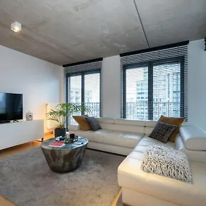 London 993 Loft 402 Apartment