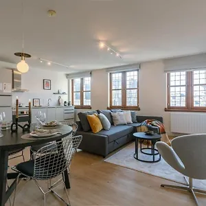 Huswell - Modern On Location In Apartment